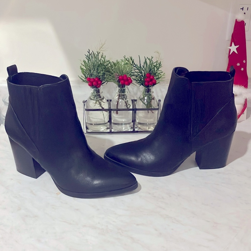 American Eagle, size 9, black.
